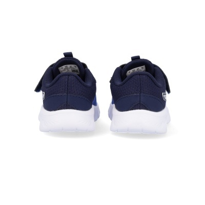 Ténis infantis azuis escuros com sola branca vistos de trás