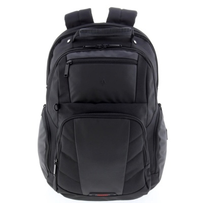 mochila preta com vários bolsos e zíperes