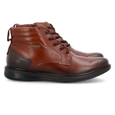 Botins castanho claro e castanho escuro com sola preta e atacadores castanhos.