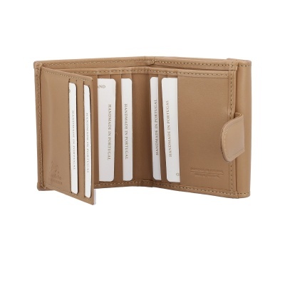 Carteira bege em pele com compartimentos para cartões e fecho com aba