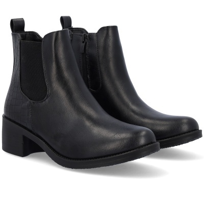 Botas pretas de cano curto em fundo branco