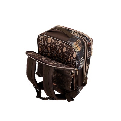 Mochila castanha com padrão letras e manchas e fechos dourados