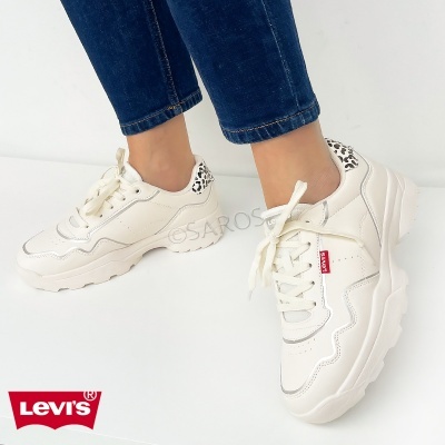 Tênis brancos Levi's com padrão animal print no calcanhar e solado grosso