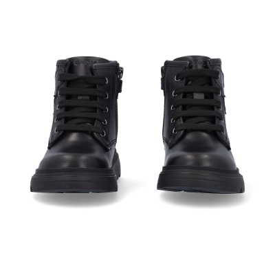 Par de botas pretas de couro com atacadores e fecho lateral da marca GEOX