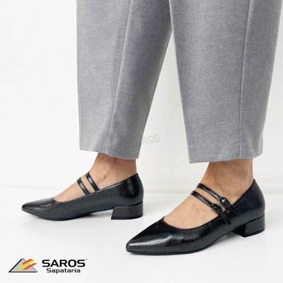 Sapatos pretos de salto baixo com tiras e calças cinzentas