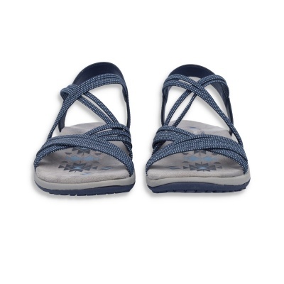 Sandálias femininas azuis e cinzentas com tiras cruzadas e sola com padrão geométrico