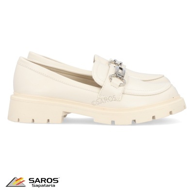 Sapato tipo mocassim bege claro com detalhe metálico prateado e sola robusta