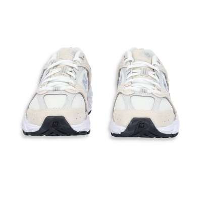 Par de sapatilhas desportivas bege claro com sola preta e branca