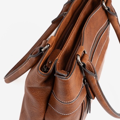 Mala castanha em couro sintético com várias divisões e fechos de correr