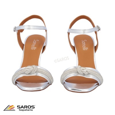 Sandálias prateadas com nó decorativo e tiras finas ajustáveis