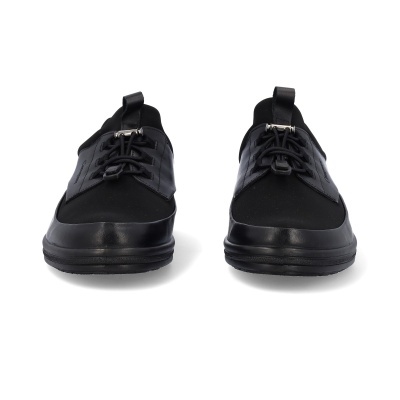 Sapatilhas pretas com cadarços e detalhes sintéticos