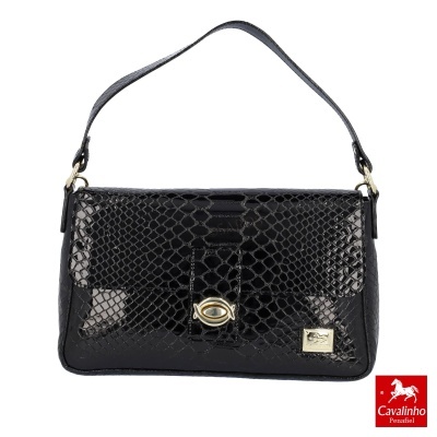 Bolsa preta com textura de pele de cobra e fecho dourado Cavalinho