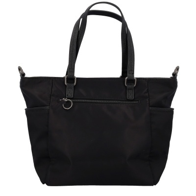 Mala tote preta com alças e bolso frontal com fecho e argola metálica