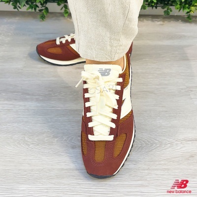Sapatilhas New Balance em castanho e creme com textura de malha e camurça
