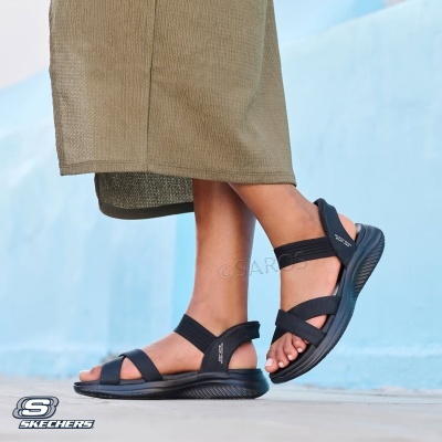Sandálias Skechers pretas com tiras em tecido elástico e sola preta