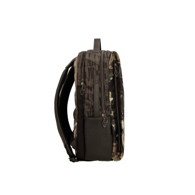 Mochila camuflada com fechos e alças