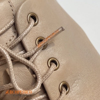 Sapato bege claro em couro com atacadores e ilhós metálicos, marca ARCOFEDICO