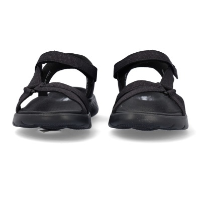 Sandálias pretas com tiras de tecido e sola preta