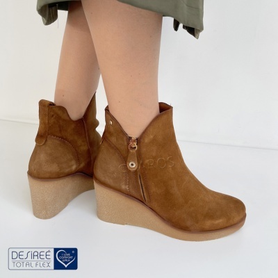 Botins de cunha em camurça castanha com fecho lateral e botão decorativo