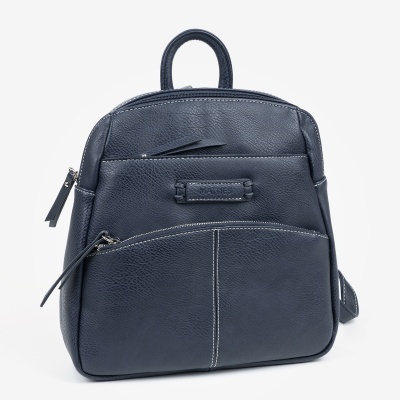 Mochila de pele azul escura com textura granulada e costuras brancas.