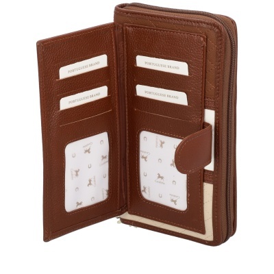 Carteira castanha em pele com vários compartimentos para cartões e fecho de aba