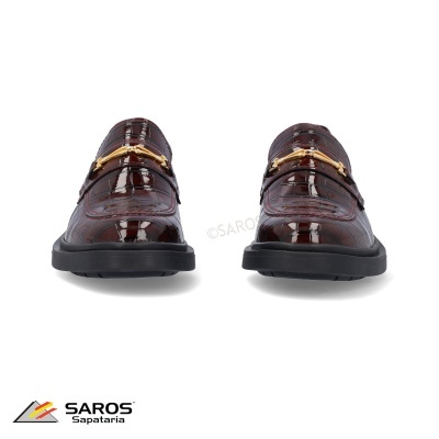 Sapatos mocassim castanhos em verniz com detalhes dourados