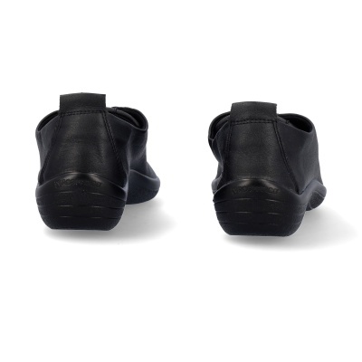 Par de sapatos pretos de couro vistos de trás