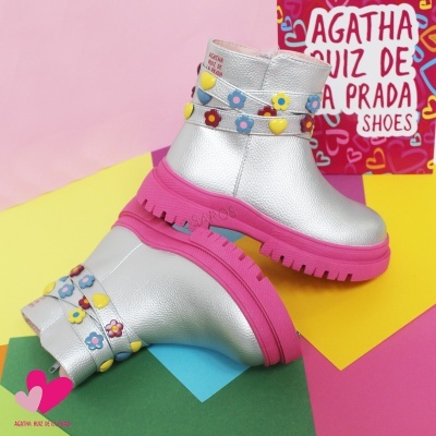 Botas prateadas femininas com sola rosa e flores coloridas