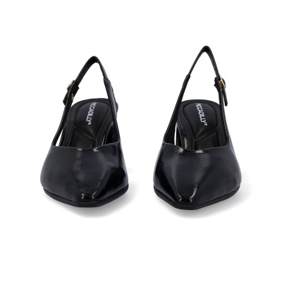 Par de sapatos de salto baixo pretos em verniz com correia ajustável.