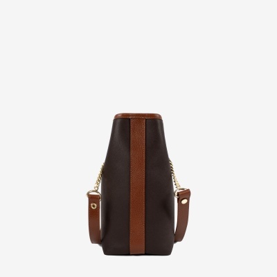 Mochila pequena castanho escuro e castanho claro com alças em corrente dourada e couro