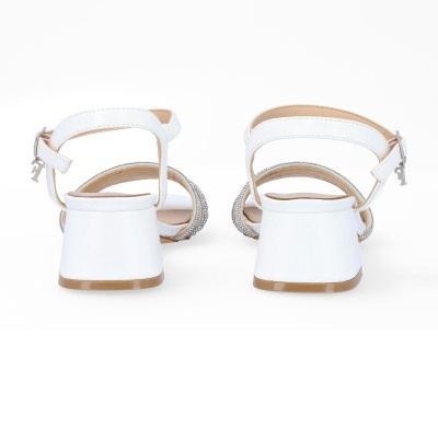 Sandálias brancas com salto médio quadrado e pedraria, vista traseira