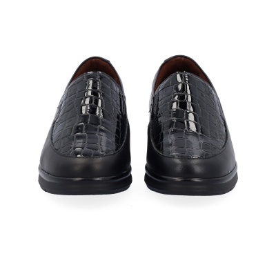 Sapatos pretos com padrão croco brilhante e couro liso