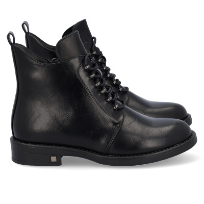 Botas pretas de couro com atacadores e sola preta em fundo branco