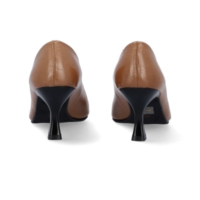 Par de sapatos de salto médio em pele castanha com salto fino preto