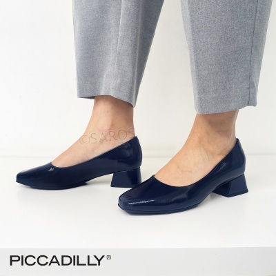 Sapatos de salto médio azuis em verniz com calças cinzentas