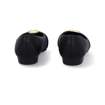 Sapatilhas pretas com padrão matelassé e detalhe dourado