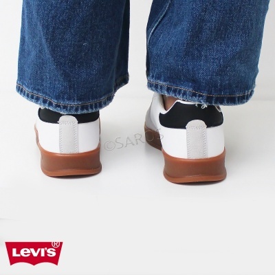 Ténis Levi's brancos com sola castanha e detalhe preto