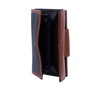 Carteira preta e castanha em pele com fecho aberto sobre fundo branco