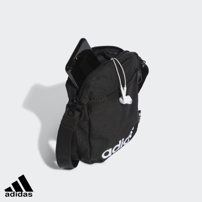 Bolsa preta Adidas com auscultadores e telemóvel