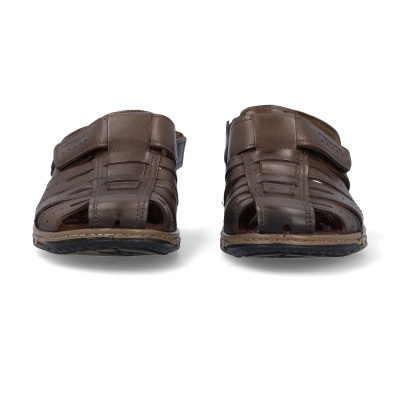 Sandálias masculinas castanhas em couro com tiras entrelaçadas e fecho de velcro