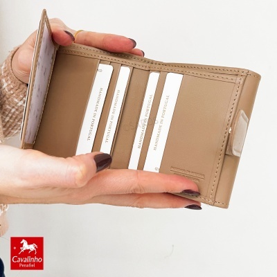 Carteira bege em pele com quatro compartimentos para cartões e gravação no interior