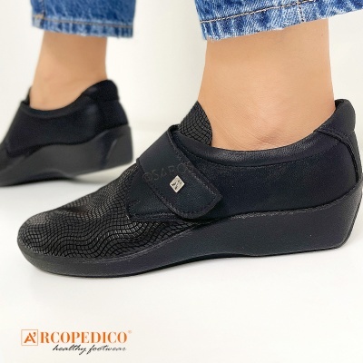 Sapatos pretos com padrão texturizado e fecho de velcro
