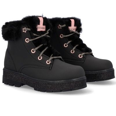 Botas pretas com pelo sintético na gola e atacadores listrados