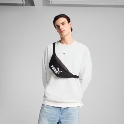 Modelo com sweatshirt branca, calças de ganga e pochete preta Puma