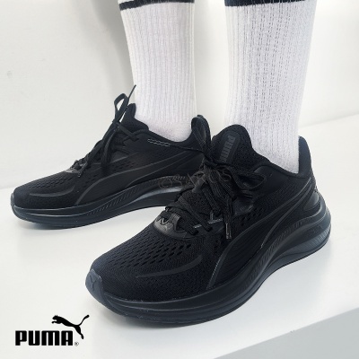 Ténis PUMA pretos com meias brancas