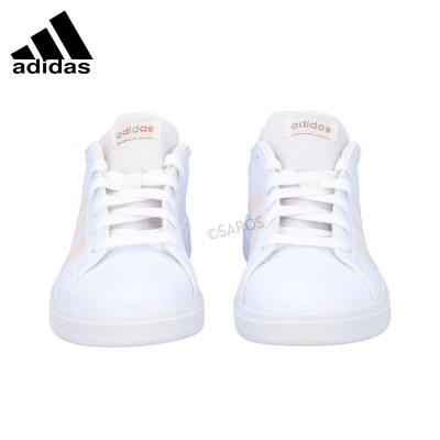 Ténis Adidas brancos com riscas cor de rosa e atacadores brancos