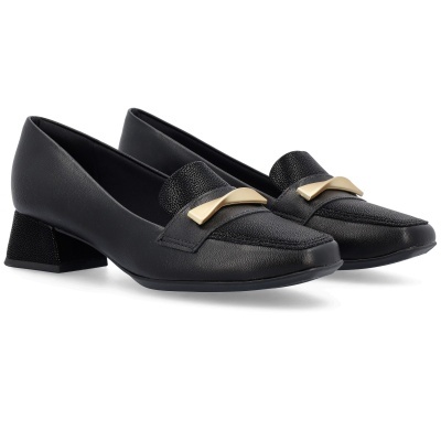 Sapatos mocassim pretos com salto bloco e detalhe metálico dourado