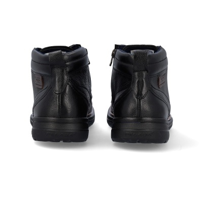 Botas pretas de couro vistas de trás com etiqueta Lafayete