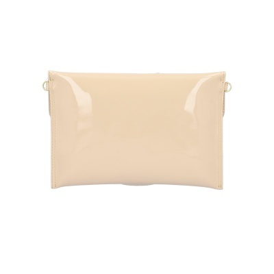 Bolsa de mão bege brilhante com fecho e argolas em fundo branco