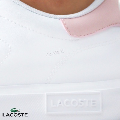 Sapatilha branca com detalhe rosa e sola branca com logotipo LACOSTE